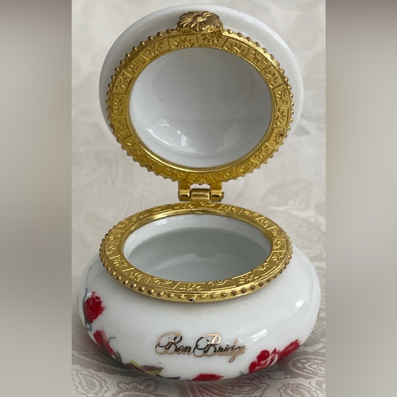 Vintage Ben Bridge Red Roses Porcelain Ring Holder/Trinket Box - Picture 5 of 10